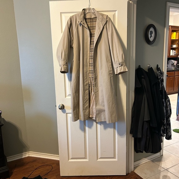 Vintage Rain Shredder women’s trench coat. Liner can be removed. - Picture 2 of 5